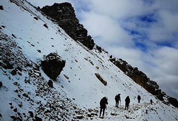 Trekking Snowy Lorito Peak 2D/1N
